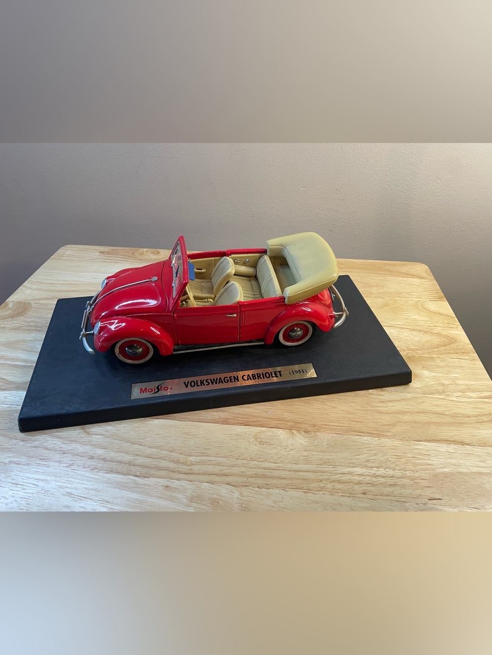 Maisto 1:18 1951 Volkswagen Cabriolet Red Diecast Car Display Base Opening Doors